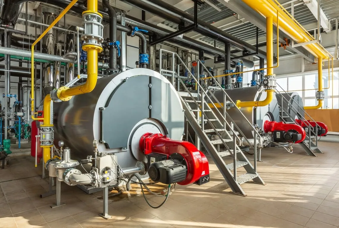 Große industrielle Dampferzeuger-Anlage von Austria Energy Group in einer Werkshalle mit Gasleitungen