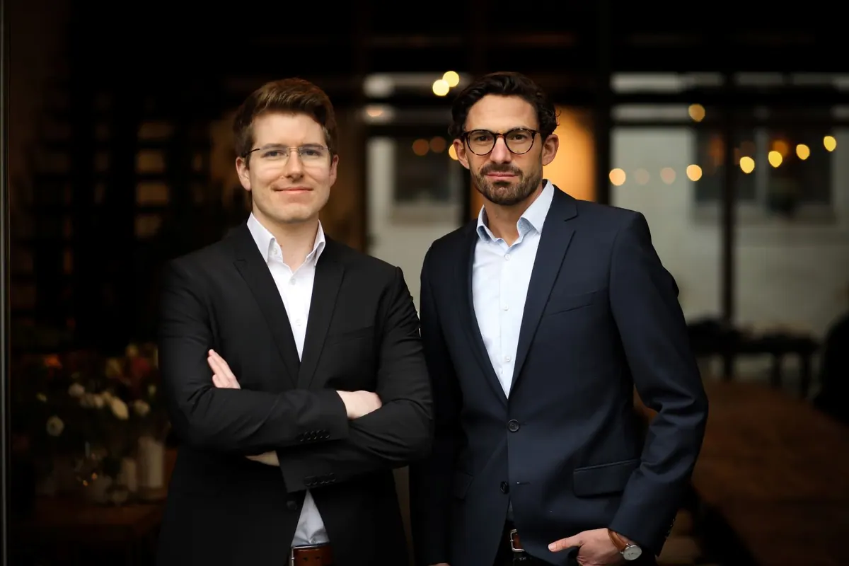 Zwei Ansprechpartner der Austria Energy Group vor einem Gebäudeeingang