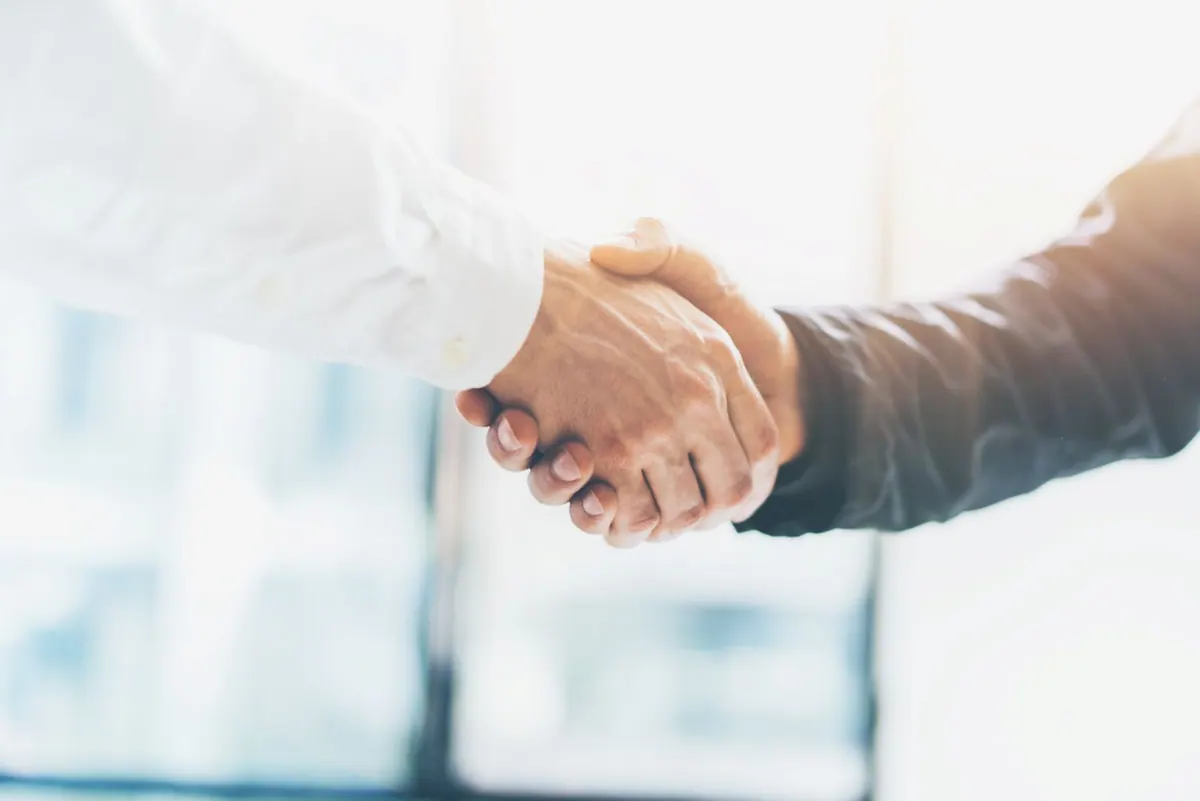Handschlag zwischen zwei Geschäftspartnern nach einer Vereinbarung