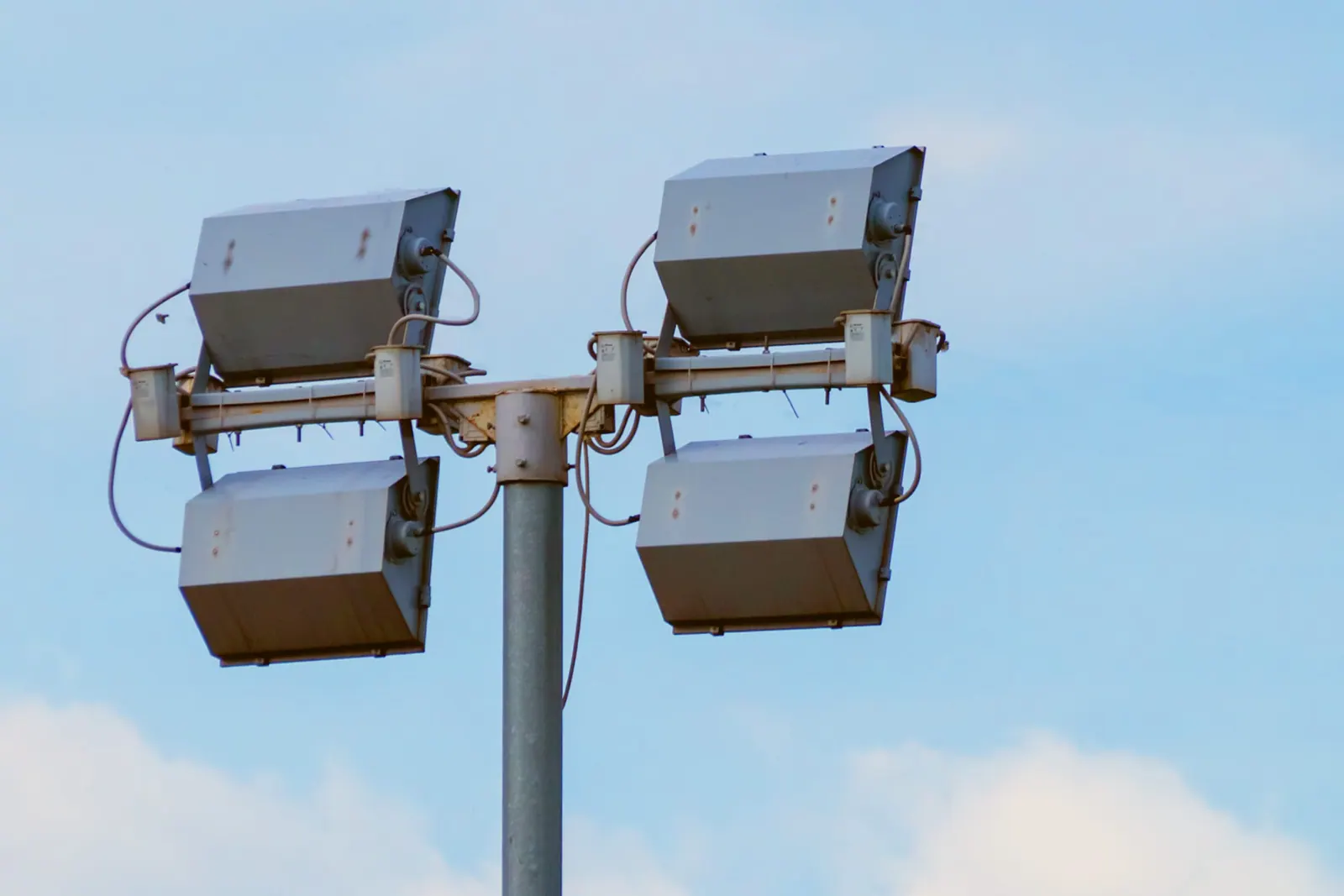 Strahler an einem mobilen Lichtmast vor abendlichem Himmel