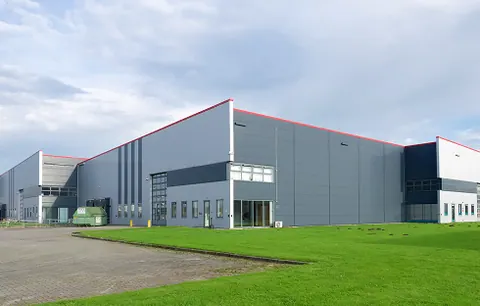 Moderne Industriehalle als typischer Einsatzort einer Großwärmepumpe