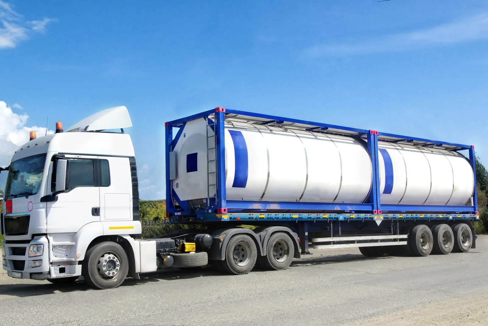 Zwei Tankcontainer auf einem Sattelauflieger